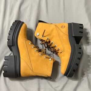 Timberland Women's Yellow Lace Up Boots. Size 6. NEW.